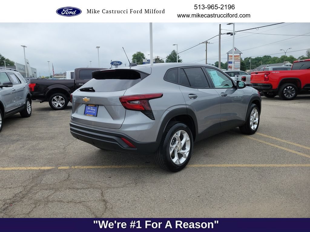 Used 2024 Chevrolet Trax LS w/ LS Convenience Package FWD image 5