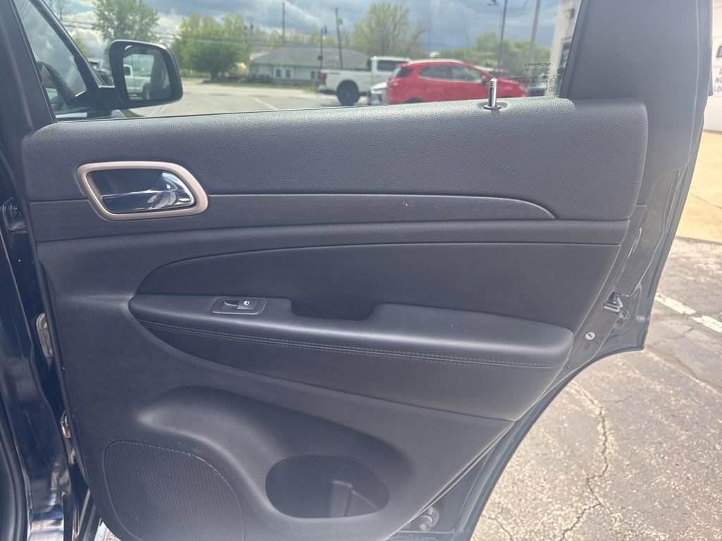 Used 2017 Jeep Grand Cherokee Laredo AWD/4WD image 35