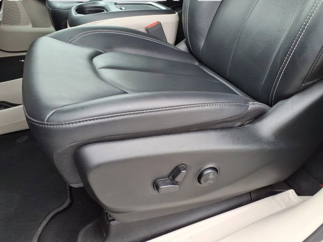 Used 2024 Chrysler Pacifica Touring-L image 12