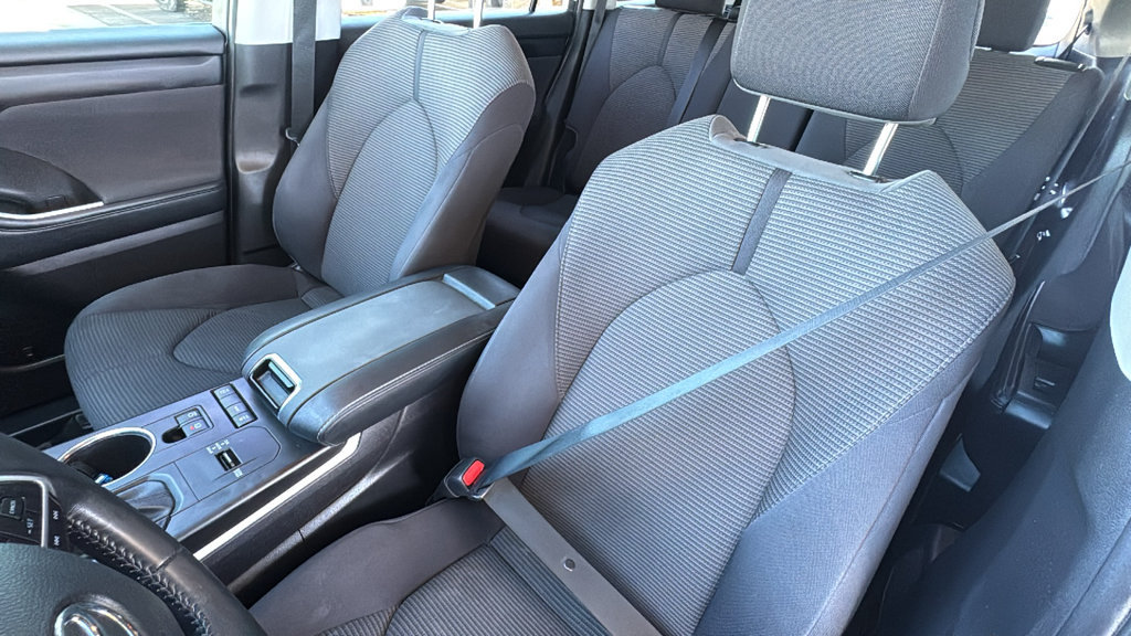 Used 2022 Toyota Highlander LE FWD image 22