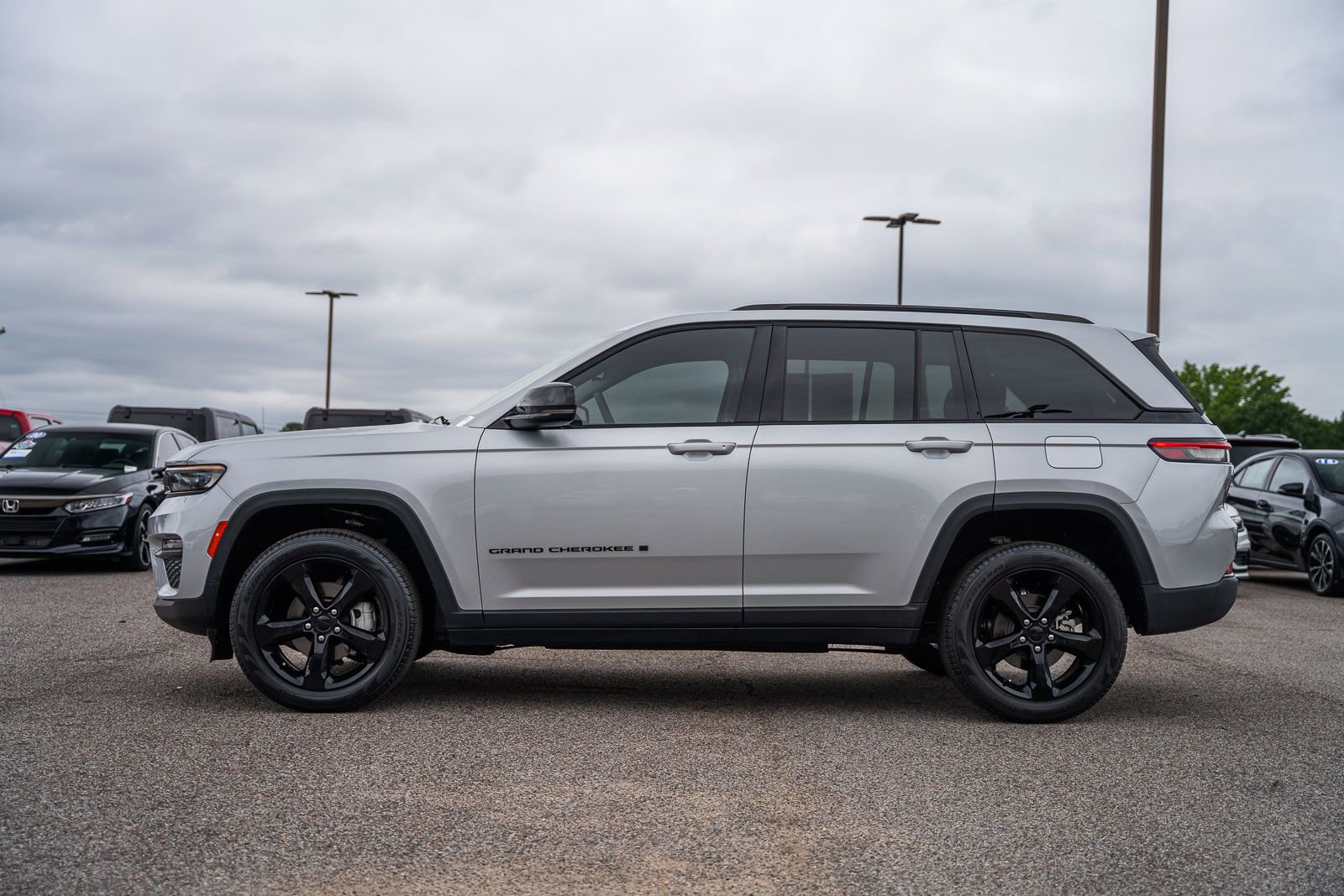 Used 2023 Jeep Grand Cherokee Limited w/ Black Appearance Package AWD/4WD image 5