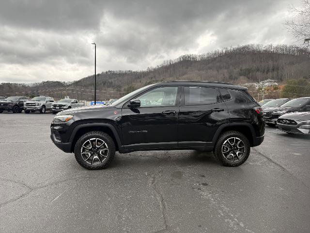 Used 2025 Jeep Compass Trailhawk w/ Trailhawk Elite Group image 2