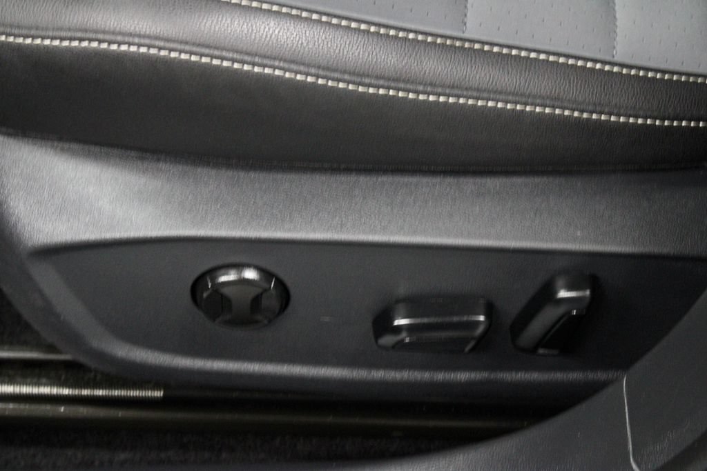 Used 2025 Volkswagen Jetta SE FWD image 24
