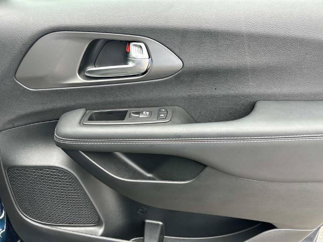 Used 2025 Chrysler Pacifica Select FWD image 21
