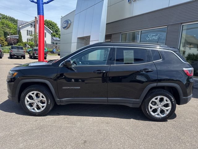 Used 2024 Jeep Compass Latitude w/ Convenience Group AWD/4WD image 9