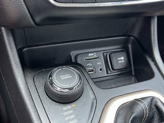 Used 2017 Jeep Cherokee Latitude w/ Safety/Convenience Group AWD/4WD image 23