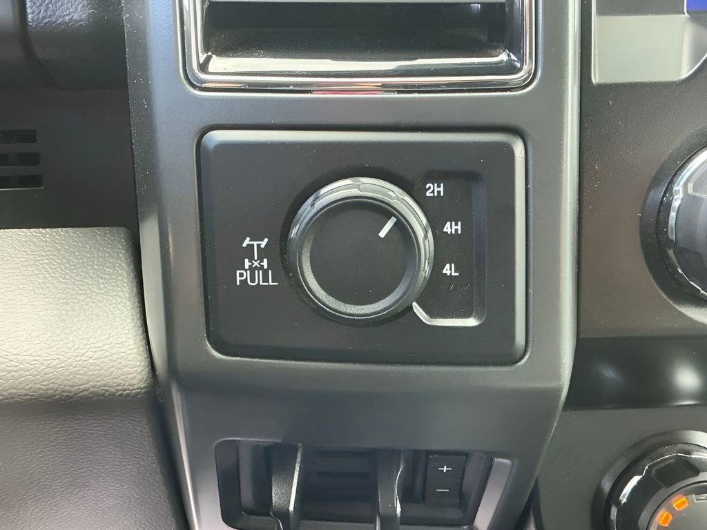 Certified 2020 Ford F250 XLT w/ XLT Premium Package AWD/4WD image 22