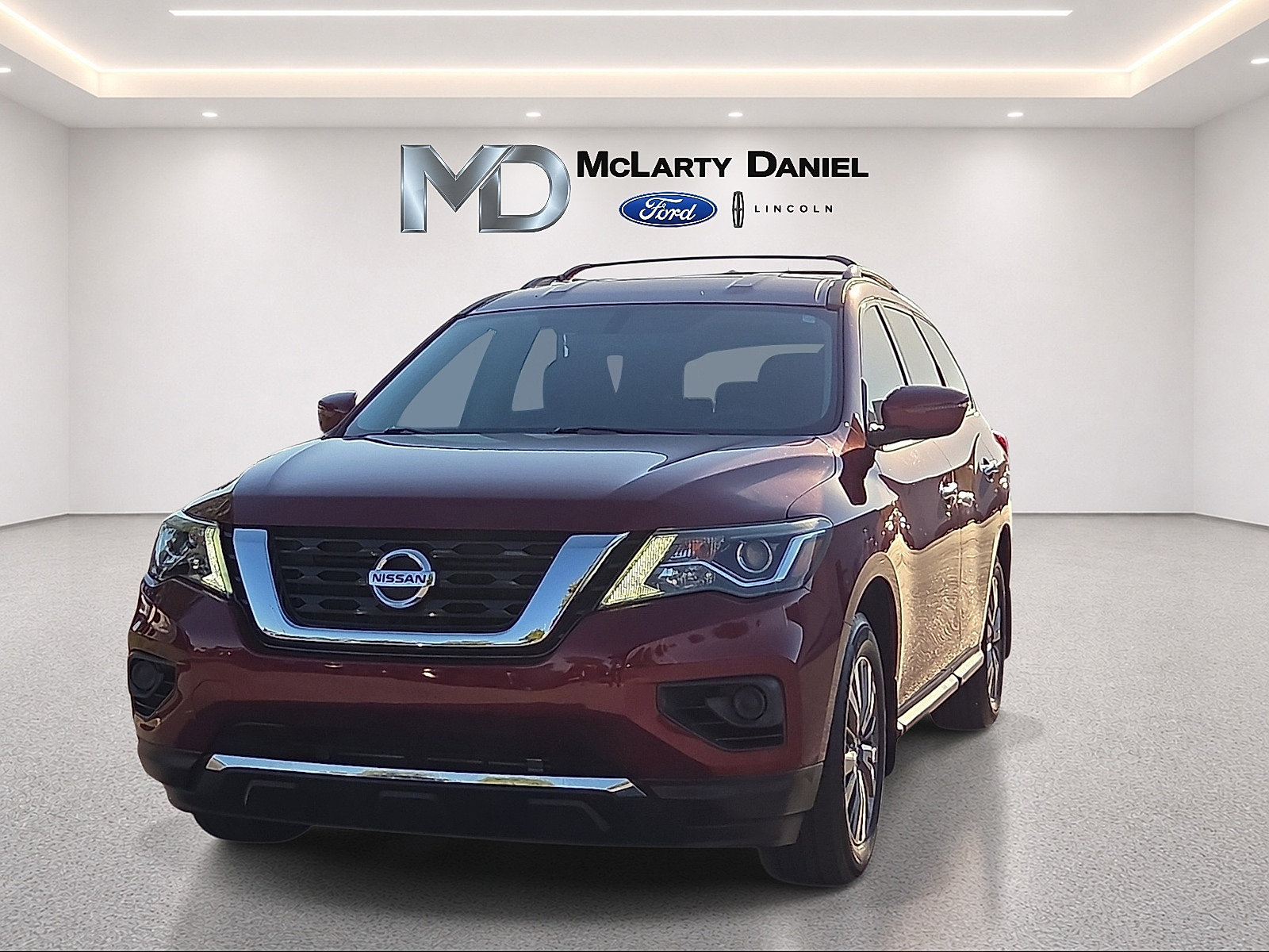 Used 2018 Nissan Pathfinder S FWD image 2