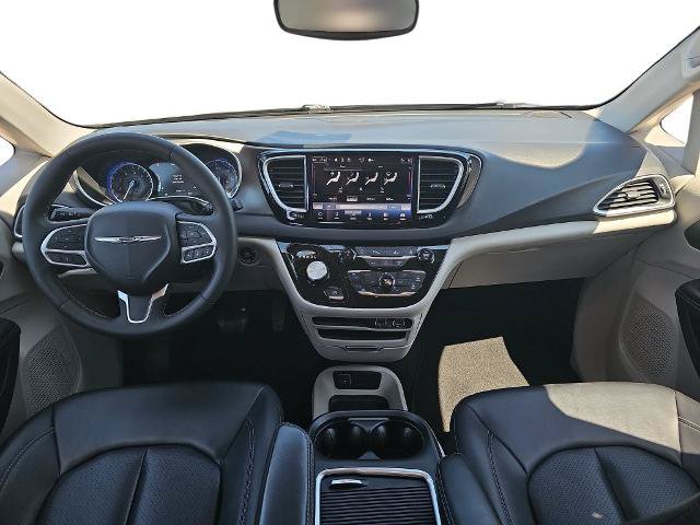 Used 2024 Chrysler Pacifica Touring-L FWD image 9