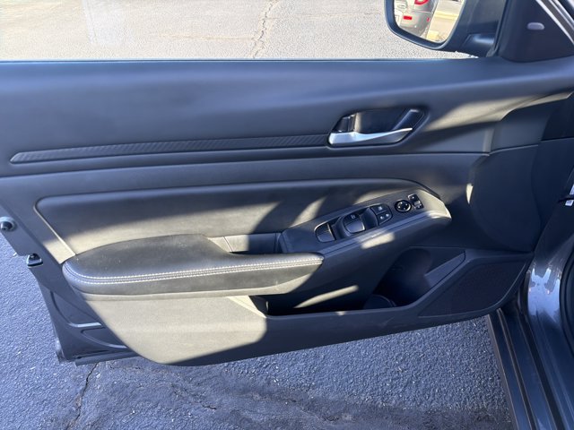 Used 2025 Nissan Altima 2.5 SV FWD image 12
