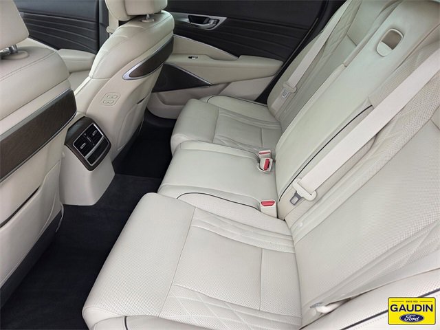 Used 2019 Kia K900 Luxury image 12