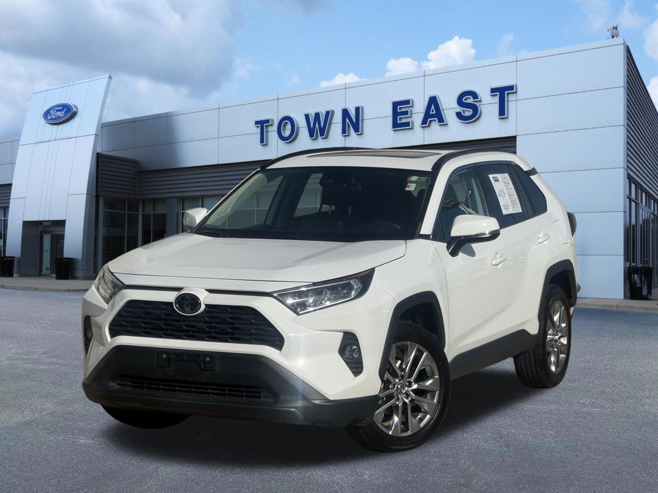 Used 2020 Toyota RAV4 XLE Premium FWD image 1