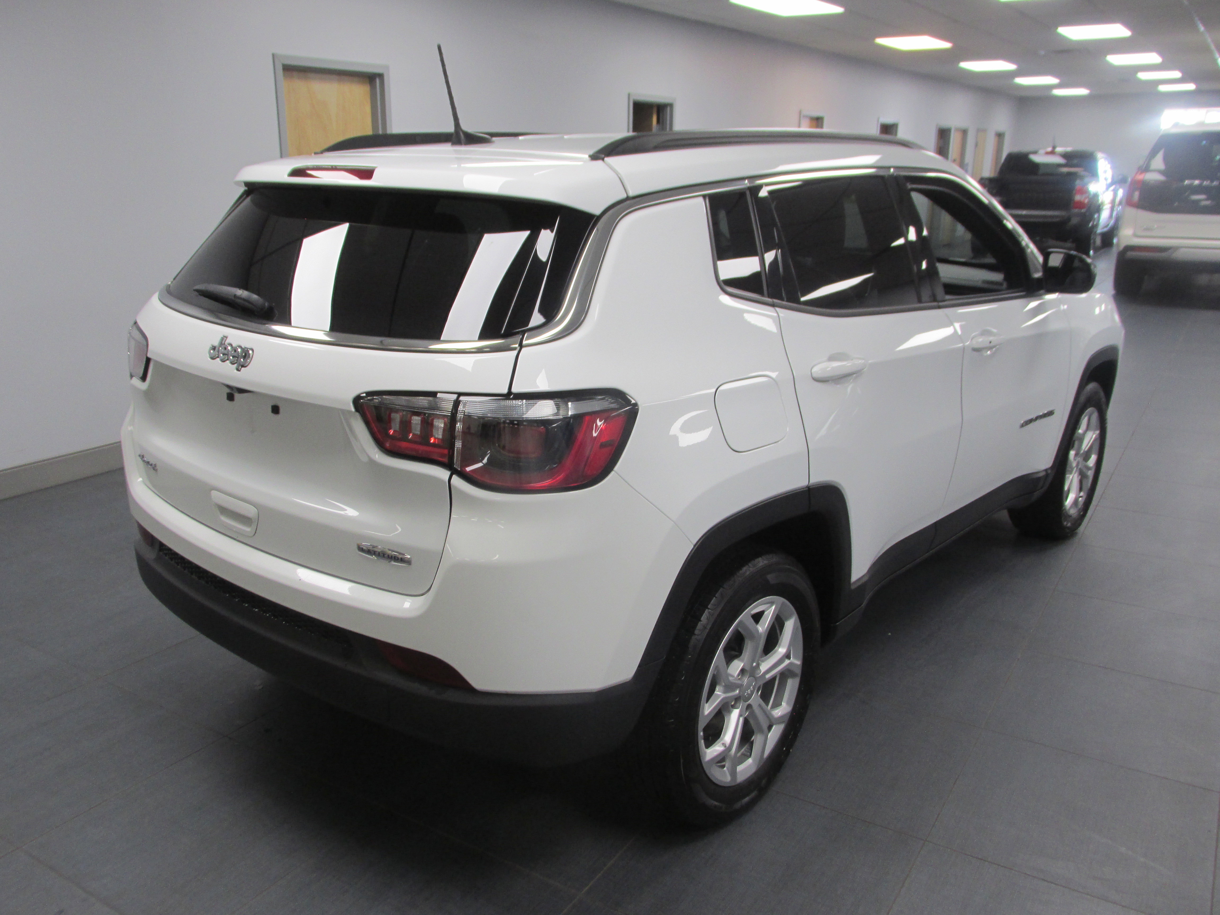 Used 2024 Jeep Compass Latitude image 5
