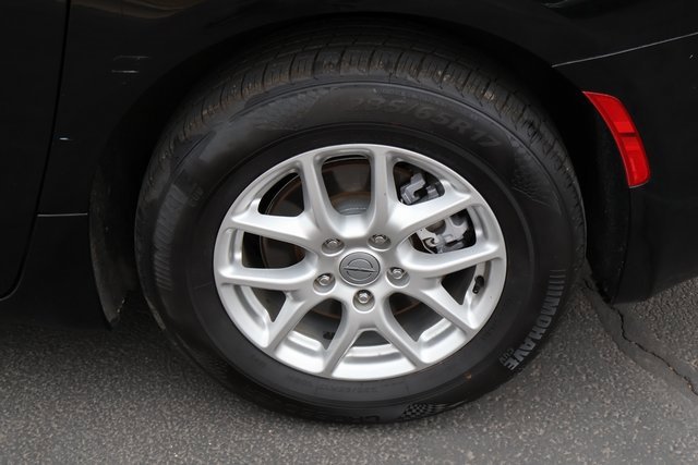 Used 2024 Chrysler Pacifica Touring-L image 16