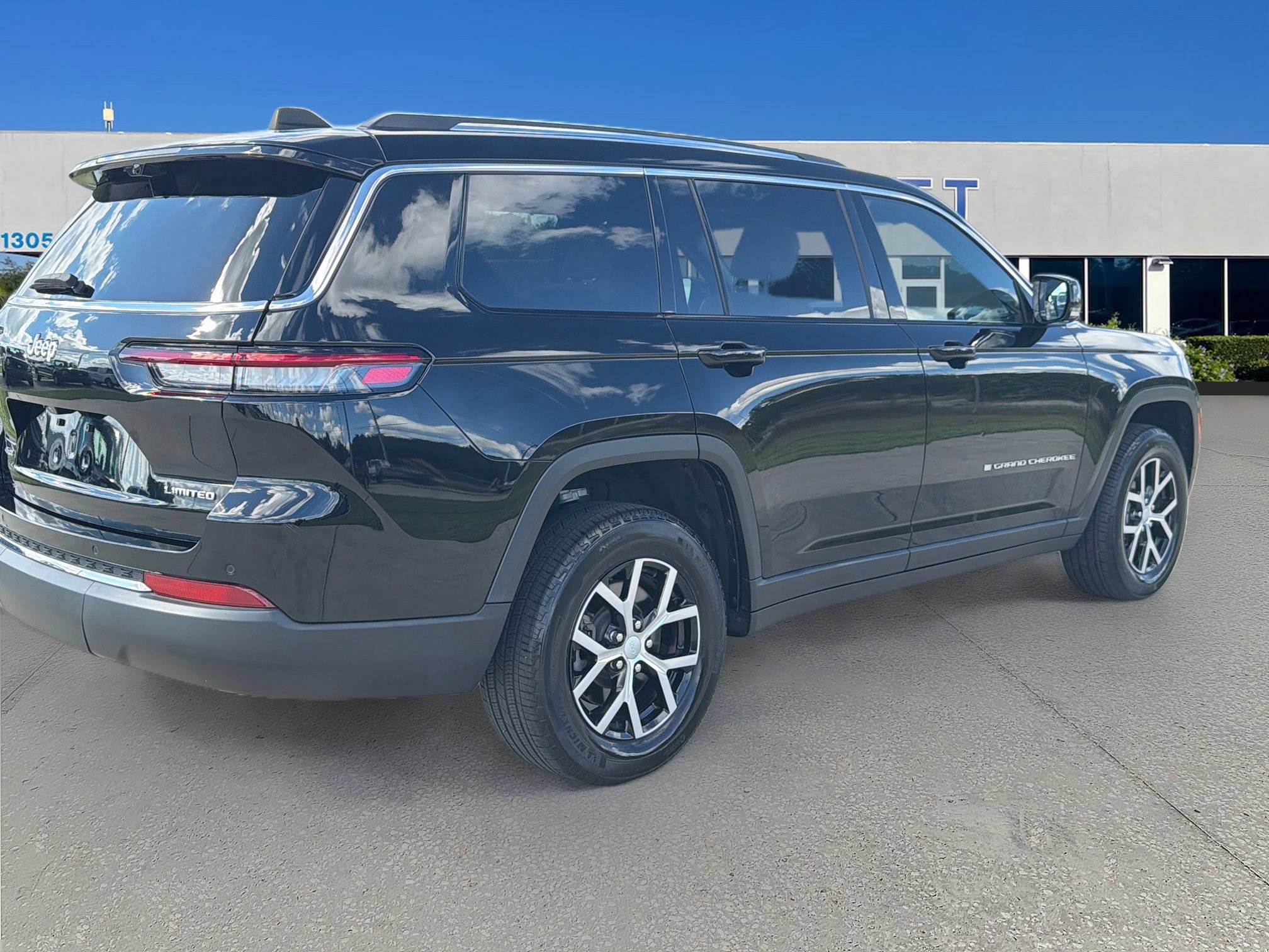 Used 2023 Jeep Grand Cherokee L Limited w/ Luxury Tech Group II AWD/4WD image 7