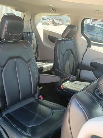 Used 2023 Chrysler Pacifica Touring-L FWD image 6
