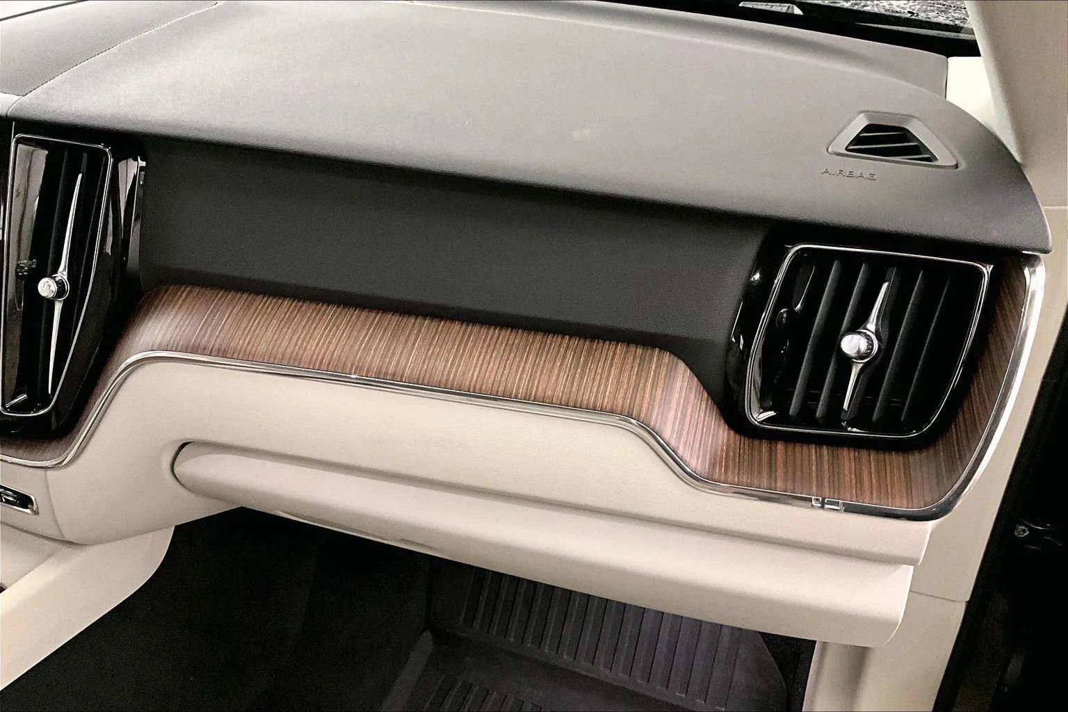 Used 2021 Volvo XC60 T5 Momentum w/ Premium Package image 15