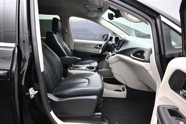 Used 2024 Chrysler Pacifica Touring-L FWD image 23