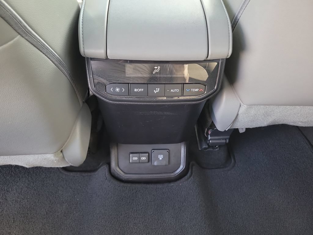 Used 2023 Toyota Highlander Limited FWD image 15