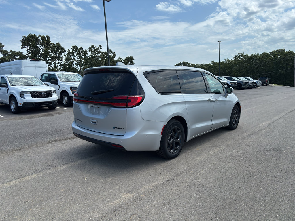 Used 2022 Chrysler Pacifica Limited w/ S Appearance Package FWD image 3