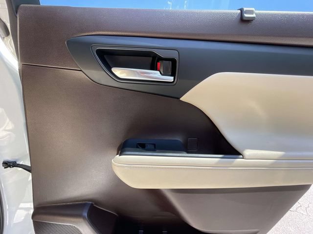 Used 2021 Toyota Highlander XLE FWD image 27