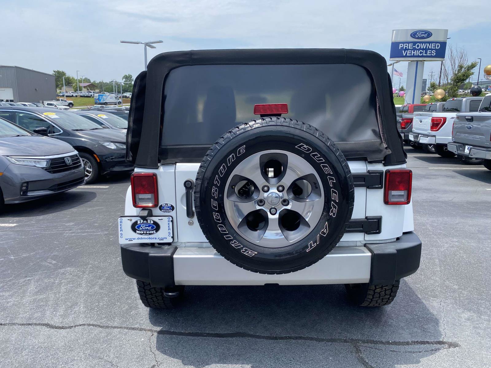 Used 2018 Jeep Wrangler Sahara w/ Connectivity Group AWD/4WD image 6