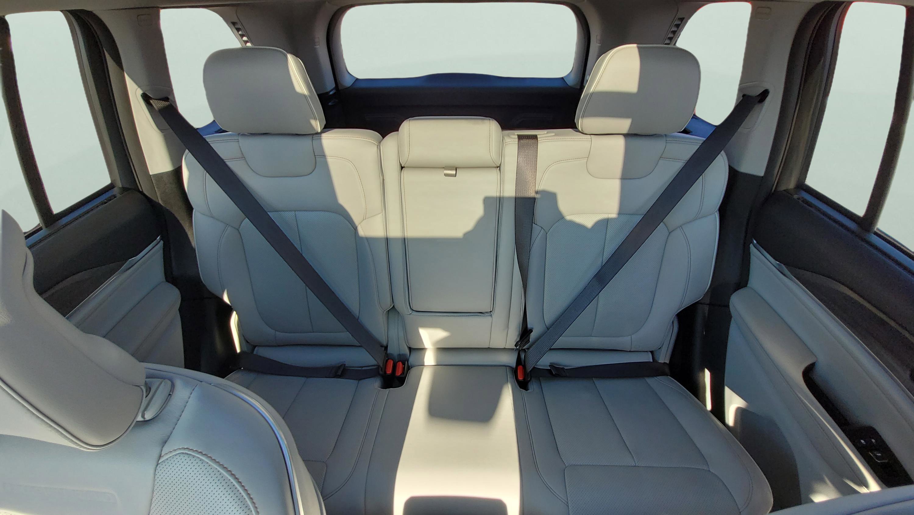 Used 2022 Jeep Grand Cherokee Overland w/ Advanced Protech Group III image 19