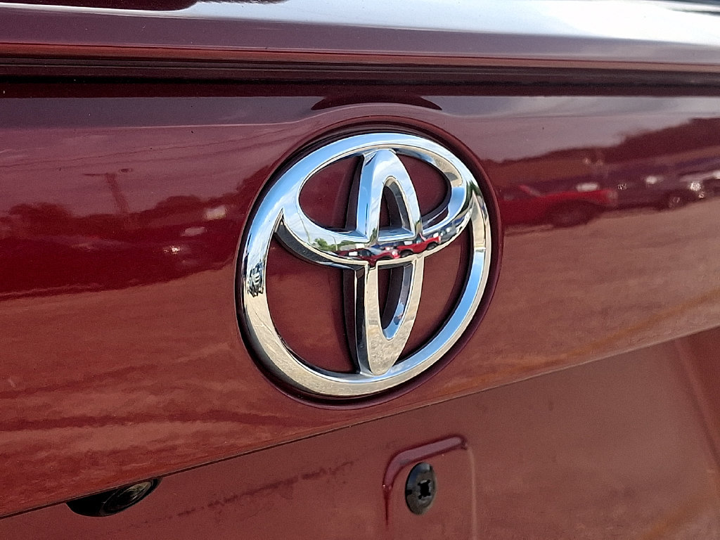 Used 2021 Toyota RAV4 XLE w/ Convenience Package FWD image 29