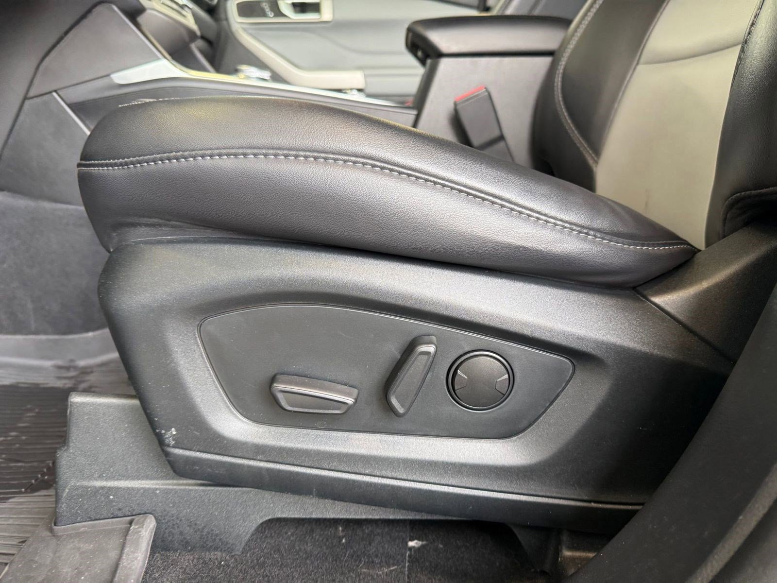 Certified 2022 Ford Explorer XLT w/ Equipment Group 202A image 14