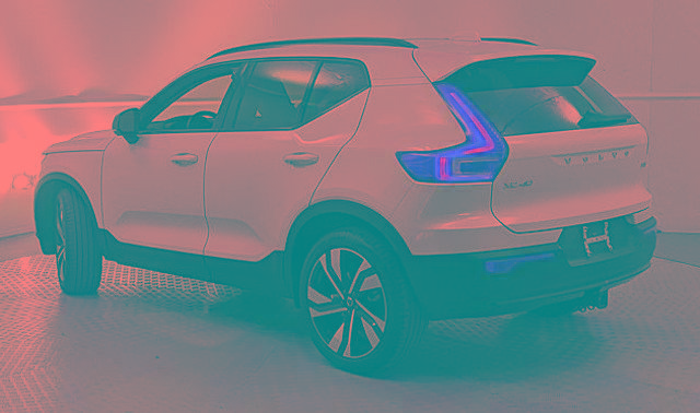 Used 2023 Volvo XC40 B5 Ultimate w/ Climate Package image 3