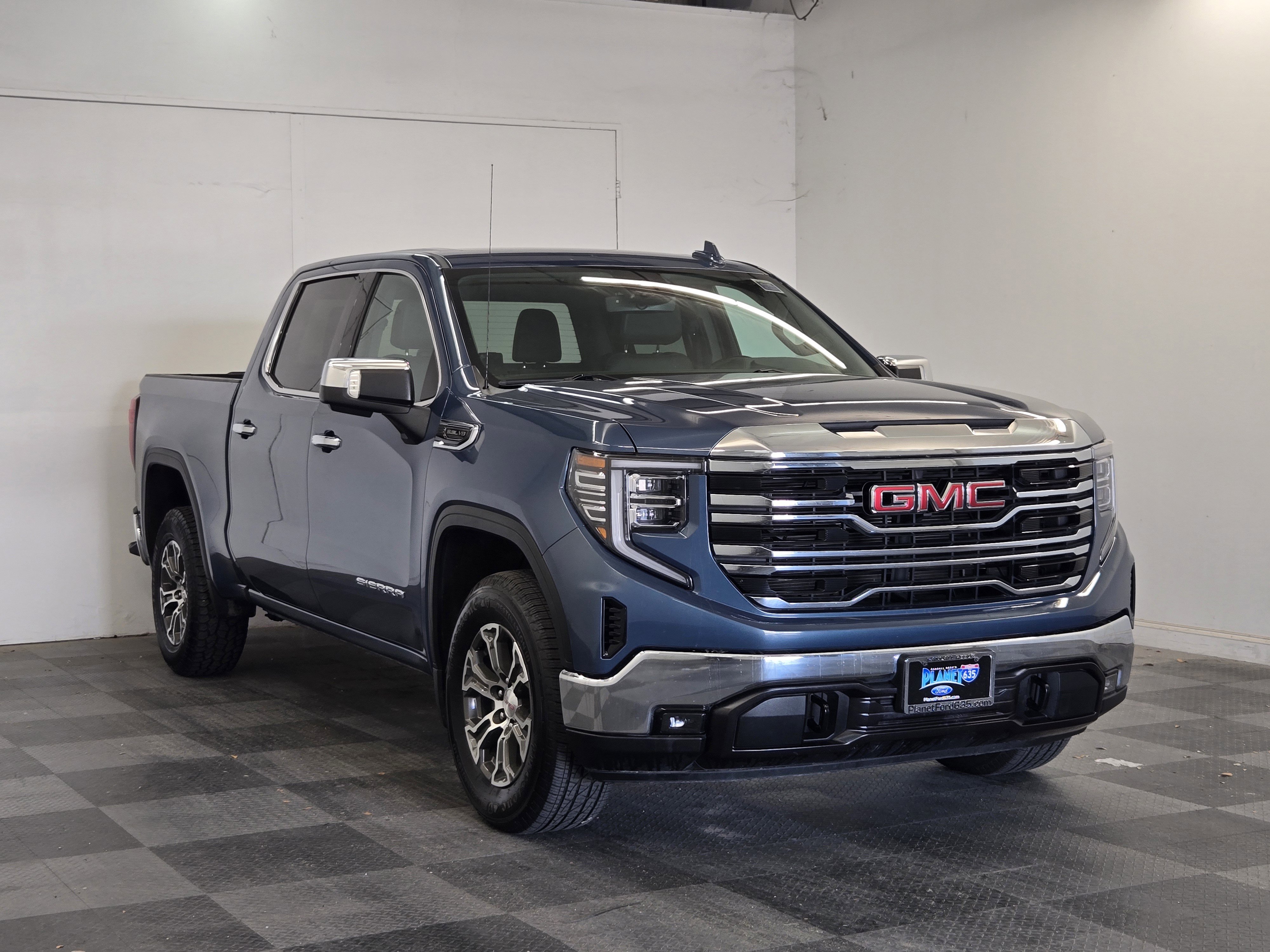 Used 2024 GMC Sierra 1500 SLT RWD image 2