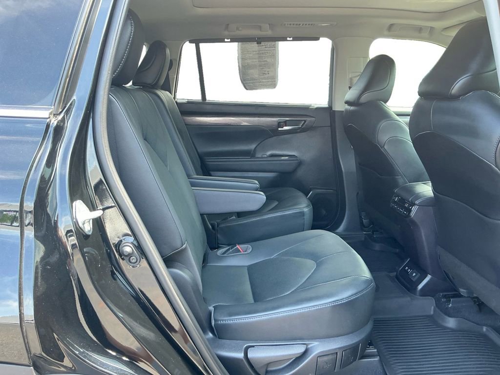 Used 2021 Toyota Highlander Platinum FWD image 23
