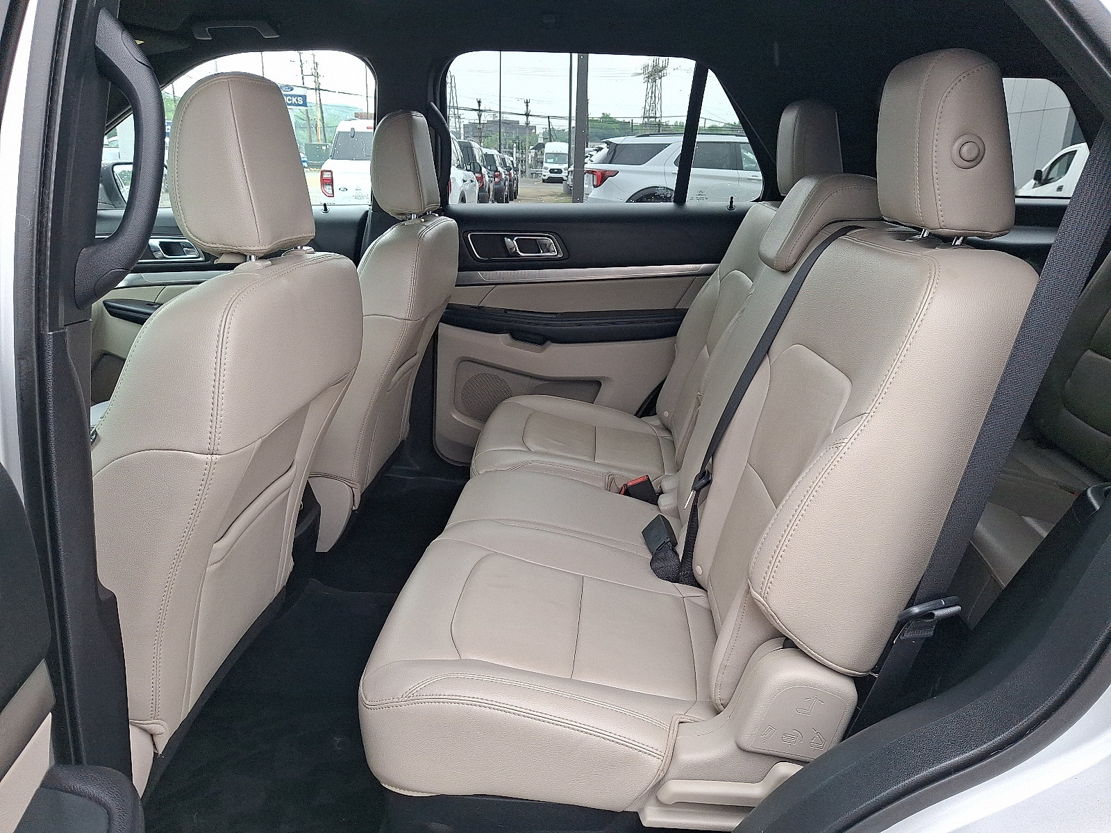 Certified 2018 Ford Explorer XLT w/ Equipment Group 202A AWD/4WD image 10