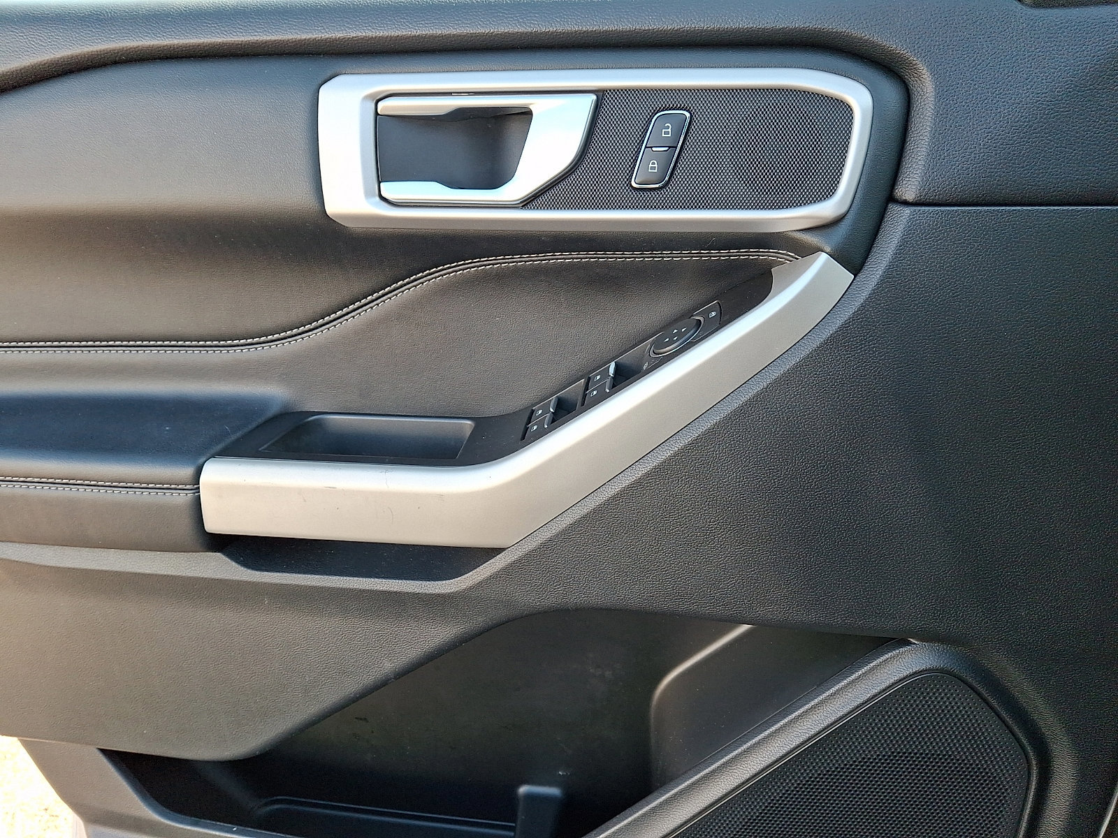 Certified 2022 Ford Explorer XLT w/ Equipment Group 202A image 21