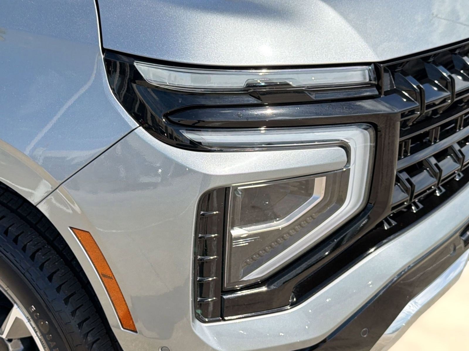 Used 2025 Chevrolet Suburban Z71 image 11