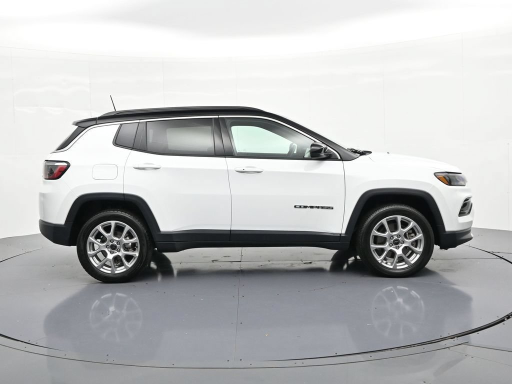 Used 2025 Jeep Compass Limited AWD/4WD image 4
