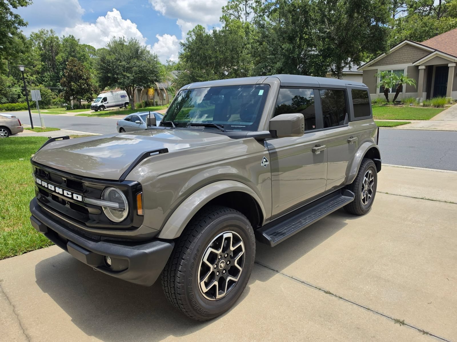 Certified 2025 Ford Bronco Outer Banks AWD/4WD image 1