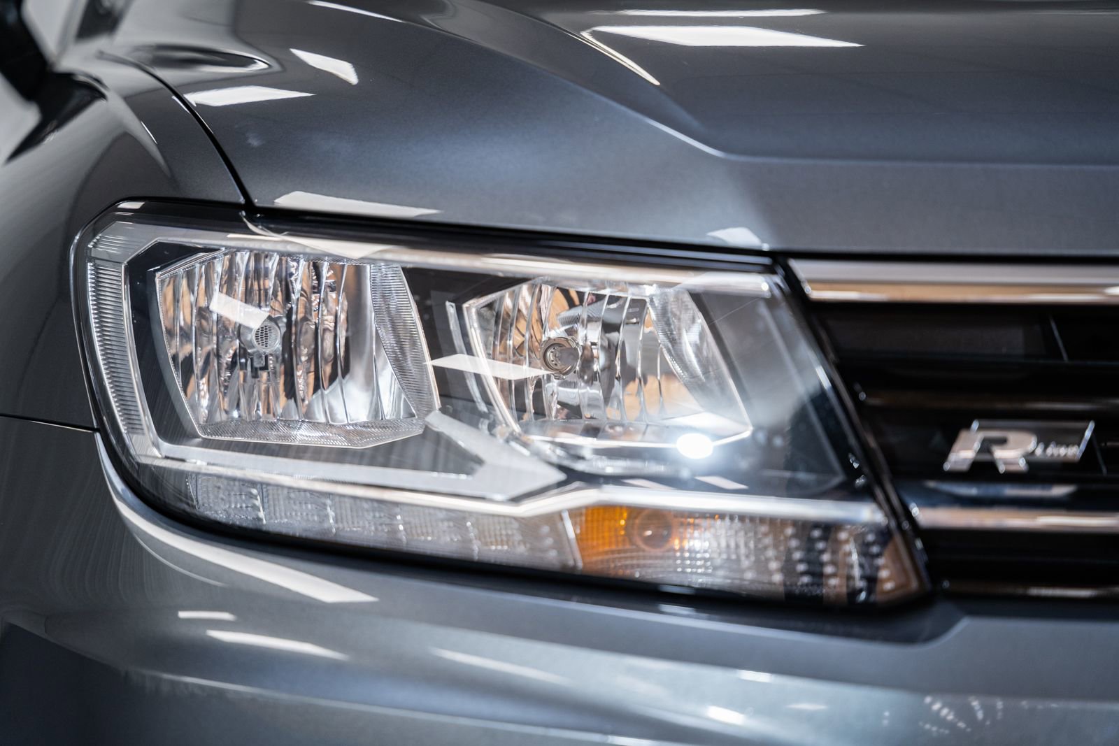 Used 2021 Volkswagen Tiguan SE R-Line image 9