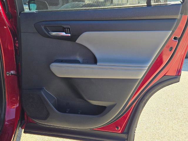 Used 2021 Toyota Highlander XLE image 15