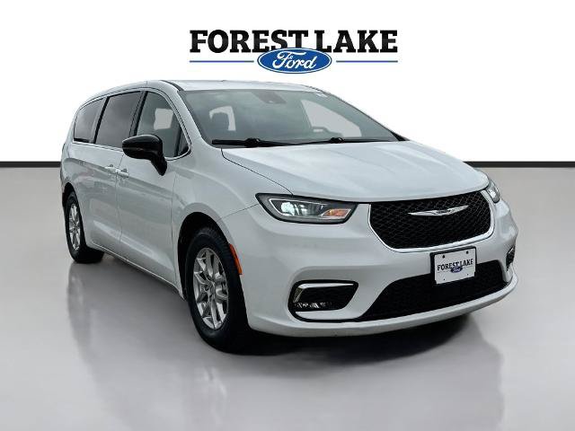 Used 2025 Chrysler Pacifica Select FWD image 1