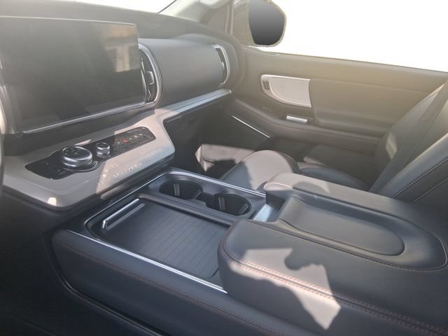 Certified 2025 Ford Expedition Active AWD/4WD image 8