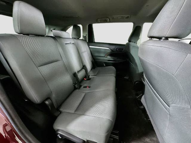 Used 2018 Toyota Highlander LE w/ Carpet Mat Package (TMS) AWD/4WD image 31