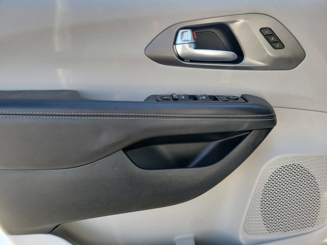 Used 2024 Chrysler Pacifica Touring-L FWD image 21