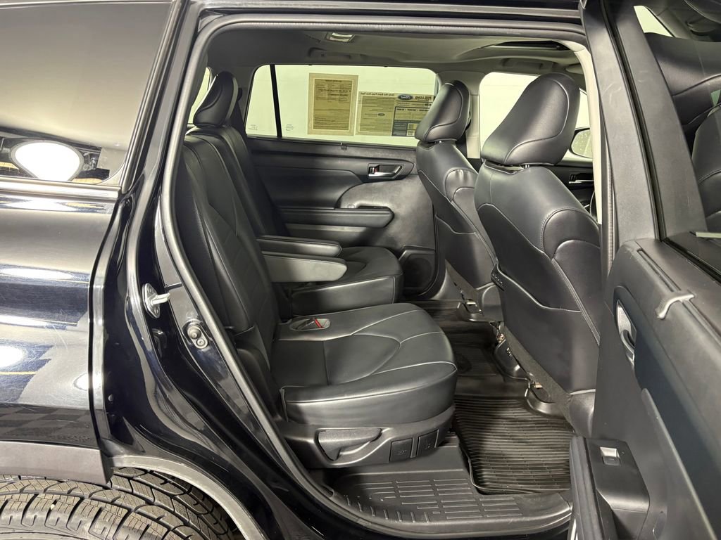 Used 2021 Toyota Highlander XLE image 38