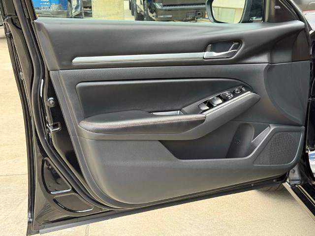 Used 2024 Nissan Altima 2.5 SR FWD image 16