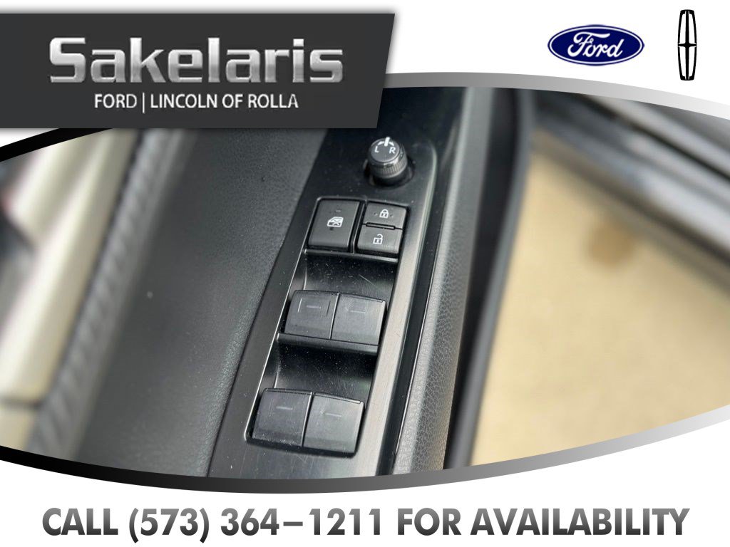 Used 2025 Toyota Camry SE FWD image 11
