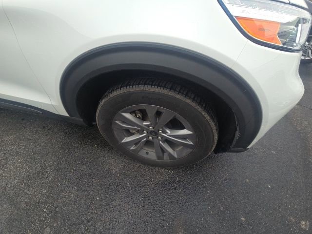 Certified 2021 Ford Explorer XLT w/ Equipment Group 202A AWD/4WD image 4