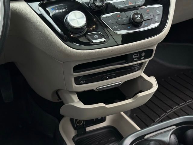 Used 2019 Chrysler Pacifica Limited FWD image 35