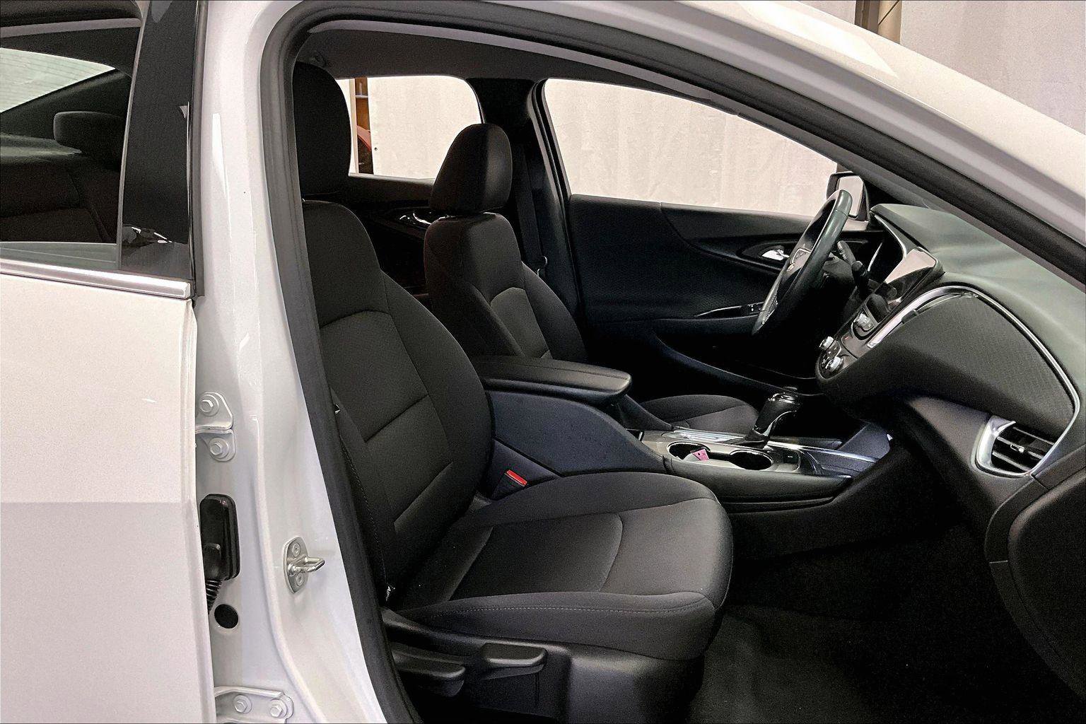 Used 2017 Chevrolet Malibu LT image 7