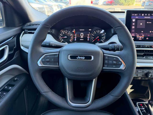 Used 2025 Jeep Compass Limited AWD/4WD image 12